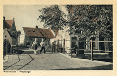 12659 Gezicht over de Hellebrug in de Molenstraat met bebouwing te Amersfoort uit het oosten.